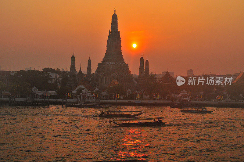 日落在Wat Arun(黎明寺)，曼谷